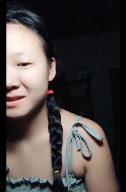 家境贫寒的纯情小村姑在那个看了有点让人心酸的家直播听说这样能赚钱脱贫妈妈也好奇过来看看