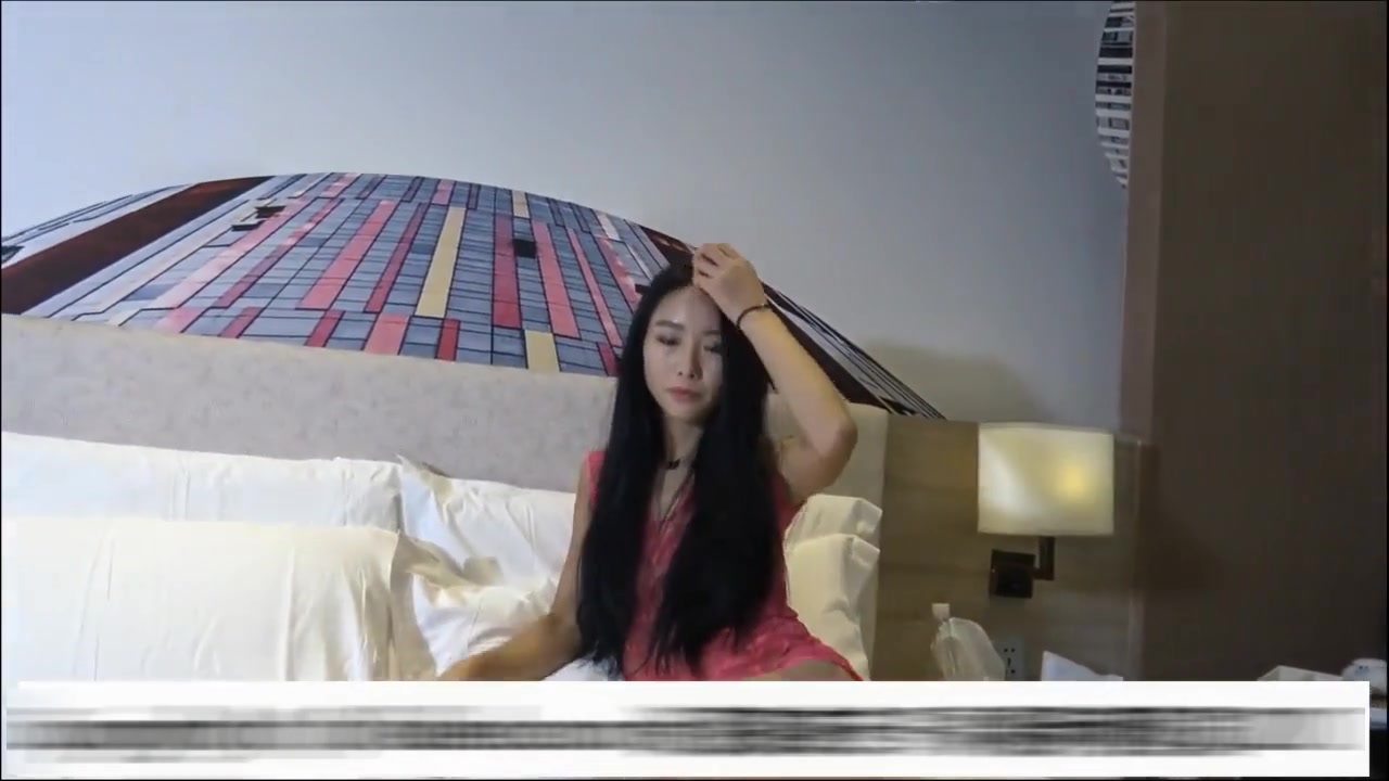 167CM清纯邻家女孩高挑模特 很配合摄影师酒店1小时换了5套情趣装拍摄但一摸就说要加钱 这么漂亮加一倍都行