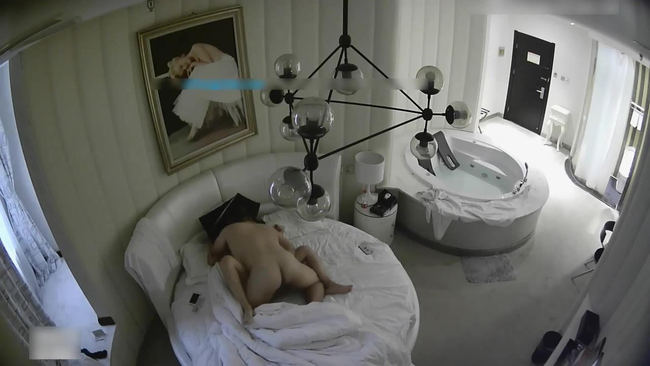 豪华浴缸房中年胖男约大学美女啪啪,有点爱不释手床上操完又到浴缸干