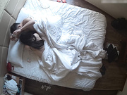 小旅馆俯拍年轻小情侣开房啪啪啪妹子有点婴儿肥皮肤光滑白嫩奶子很大随着抽插猛劲摇看着很爽