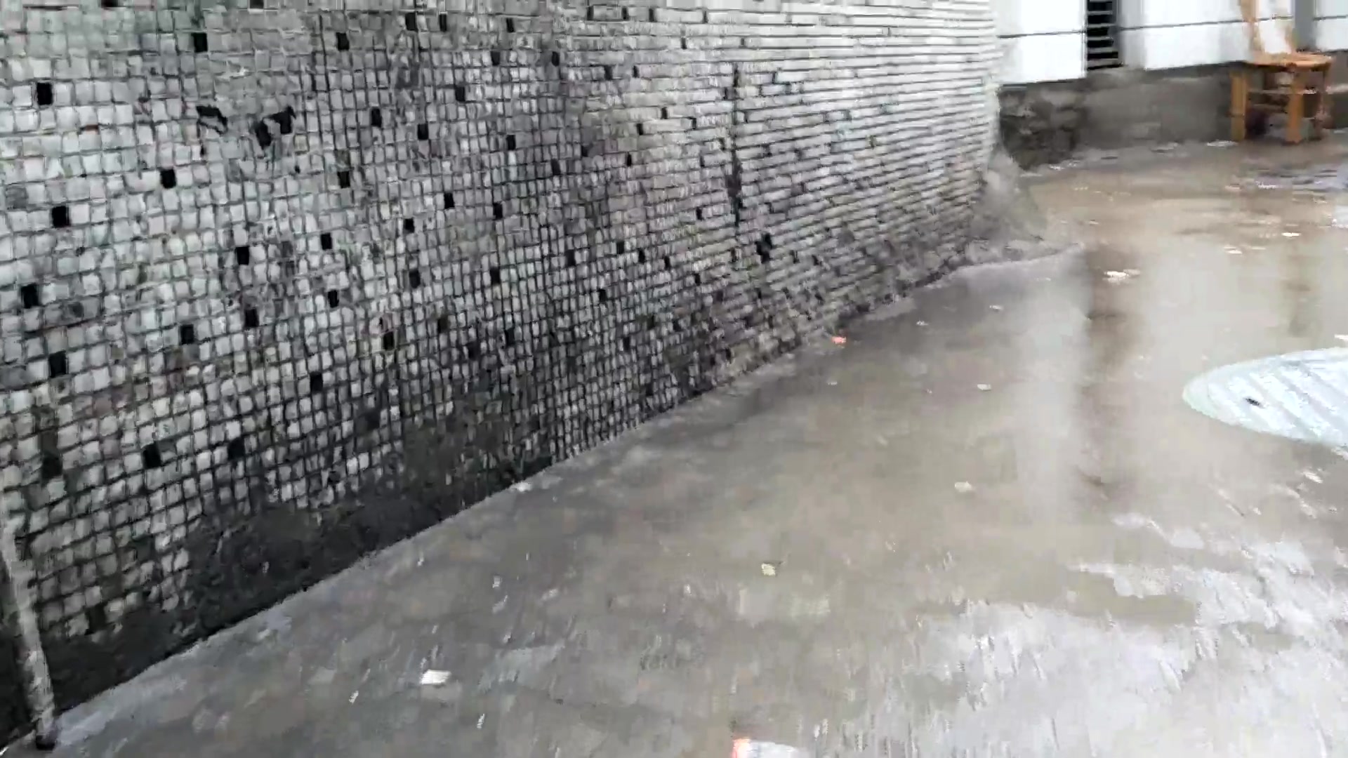 城中村嫖妓系列雨天坐在门口等客的肉丝短裙少妇啪啪时老公来电话了有点尴尬多角度拍摄
