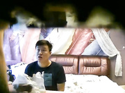特色酒店偷拍气质女神范美女白领利用中午休息时间和异地情人开房,时间紧美女主动坐上去操,男的连续内射2次!