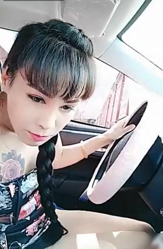 东北豪放姐自驾约炮中年粉丝到路边瓜棚野战玩着正爽瓜棚的看护回来了粉丝立马溜人了