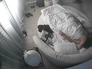 情趣圆床偷拍早上睡醒欲女主动趴在男伴身上上位话说这男的JJ小的可怜