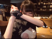 难得一见长得非常卡哇伊的小美女服务员 谈好了直接在餐厅里3P啪啪啪 眼睛很大身材娇小 被操得让人很怜惜