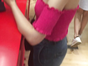 国内商场试衣间偷拍两性感美女闺蜜逛女装店,轮流试衣服