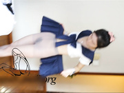 样子清纯的小嫩模穿着黑丝 制服 情趣内衣拍写真被摄影师潜规则吹箫玩逼逼