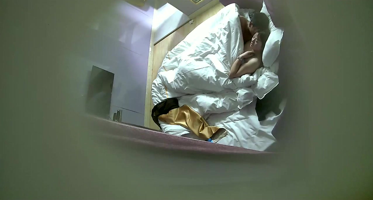 特色酒店钟点房偷拍嫩白美少妇和情人开房啪啪挺能干的搞了2个小时