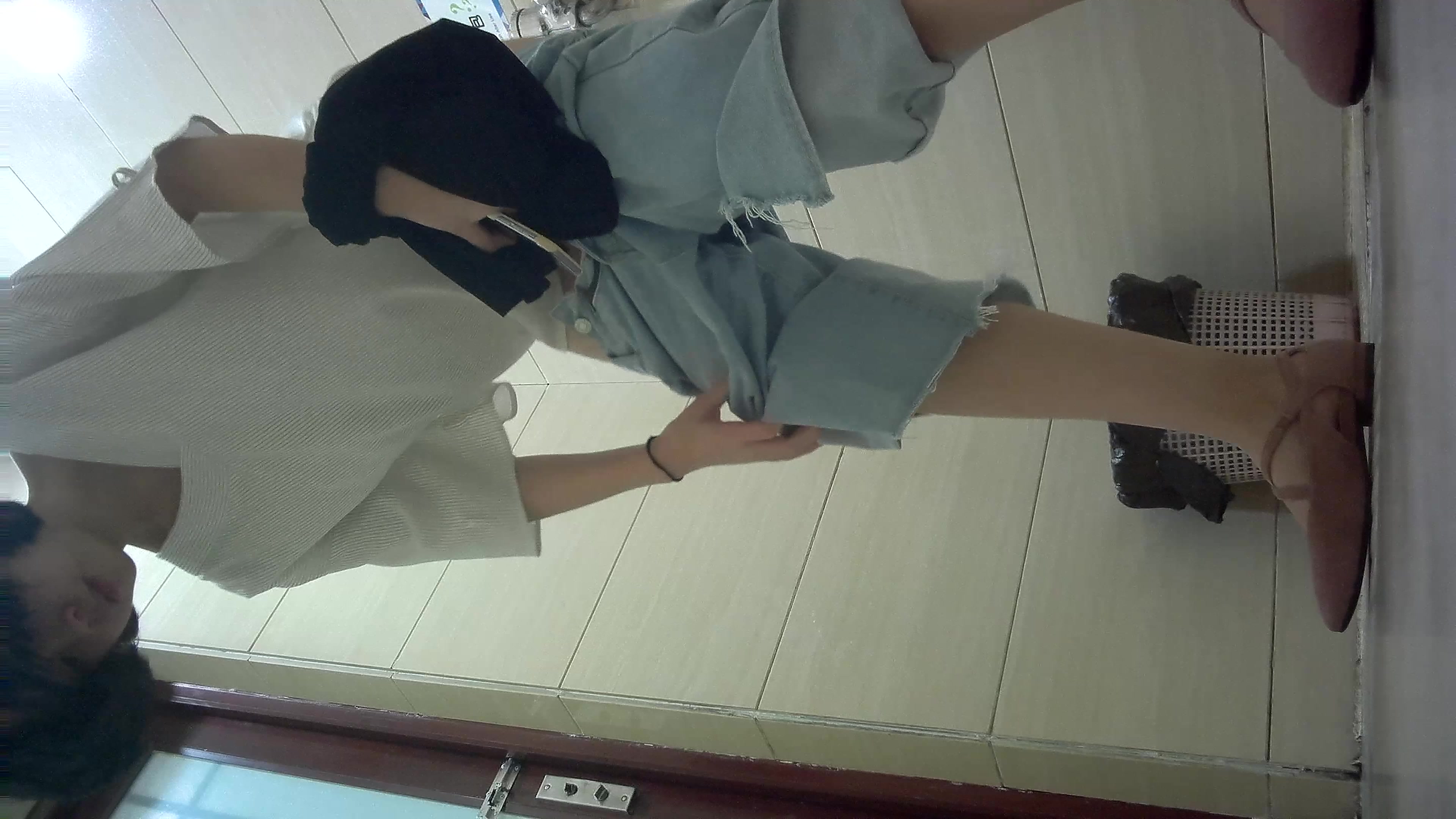 云上会2K超清原版--娃娃头骚妹子上完厕所在里面换裤子,不知道又要去勾引谁