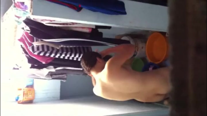 最近发现个宝地趴墙头可以偷窥打工妹洗澡，妹子还不错奶子够大下面毛毛性感
