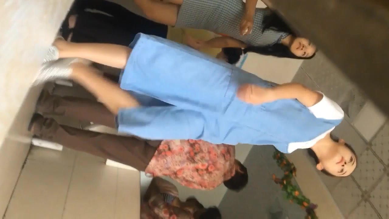 外站流出国内商场卫生间偷拍戴金手链的妹子人美逼嫩说话声音温柔