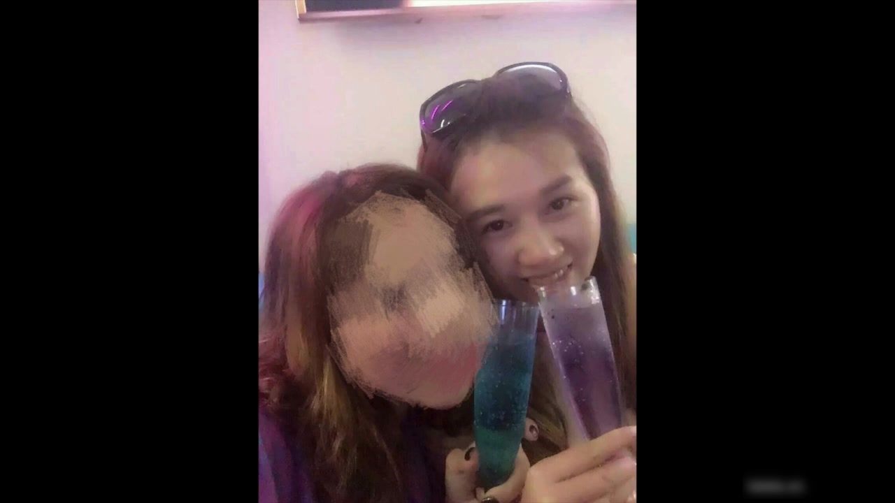 土豪私人公寓高价约啪马尾辫青春学生援交妹吊带红丝透明情趣旗袍沙发上大战身材苗条抱起来肏她爽歪歪