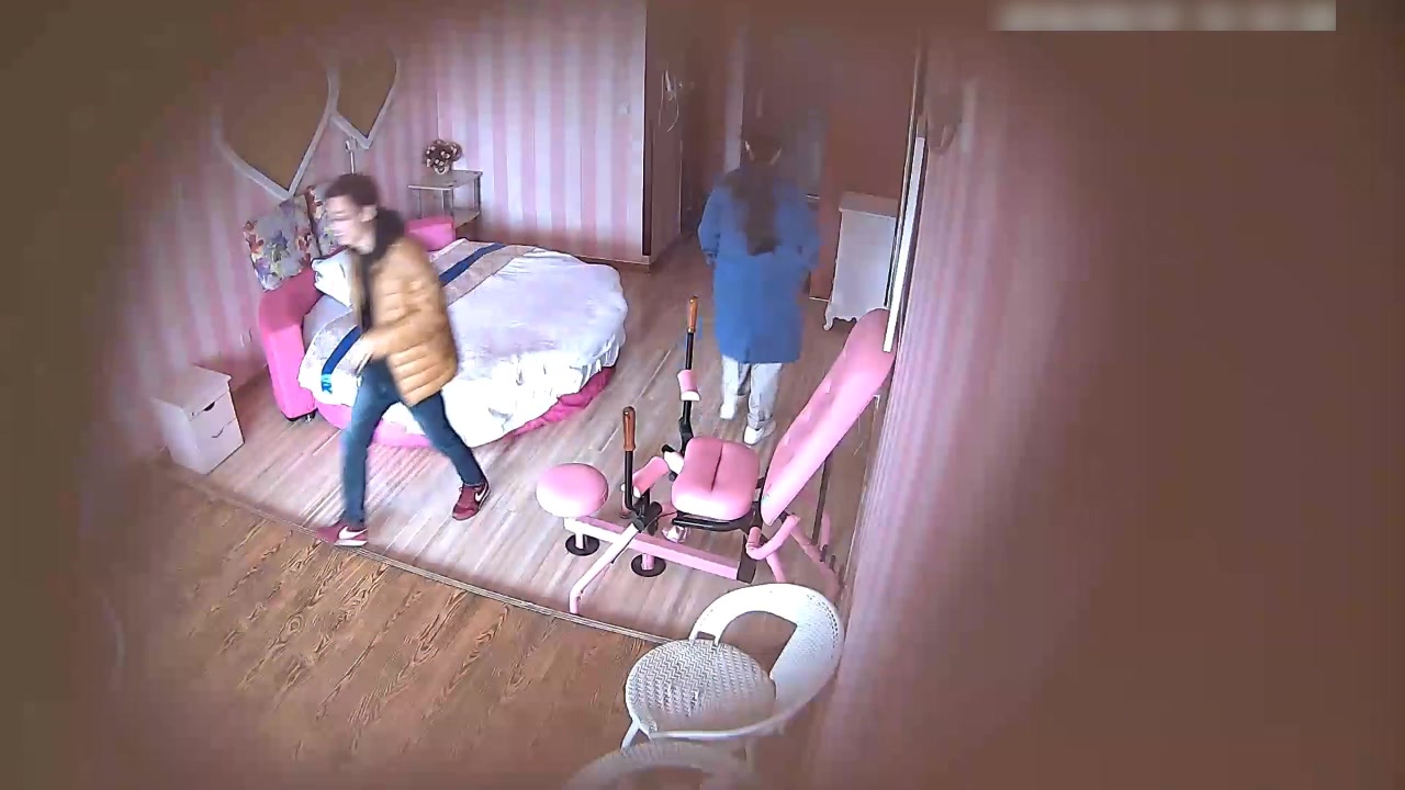 专业炮房猥琐眼镜男好福气约个外表清纯马尾辫眼镜妹啪啪开始装矜持挑逗一番就热情似火干了2炮叫的特刺激