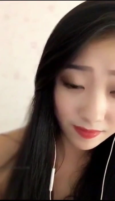 大眼睛女神御姐主播放福利热辣红唇假屌自慰挑逗然后在洗澡直播阴毛旺盛感觉小穴很紧有撸点