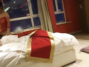 有钱老板泡良大师同老铁奢华套房3P风骚肥臀人妻红色连体渔网爆操问她刺激不叫的上气不接下气对白淫荡