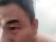 身强体壮的大爷带着两个小少妇去宾馆开房啪啪一边微信视频给网友看