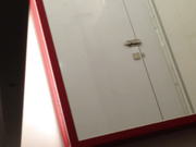 都市丽人精品女装店试衣间偷拍离子烫波浪卷发妹子觉得自己白奶罩不够性感,挑选了一件黑色的