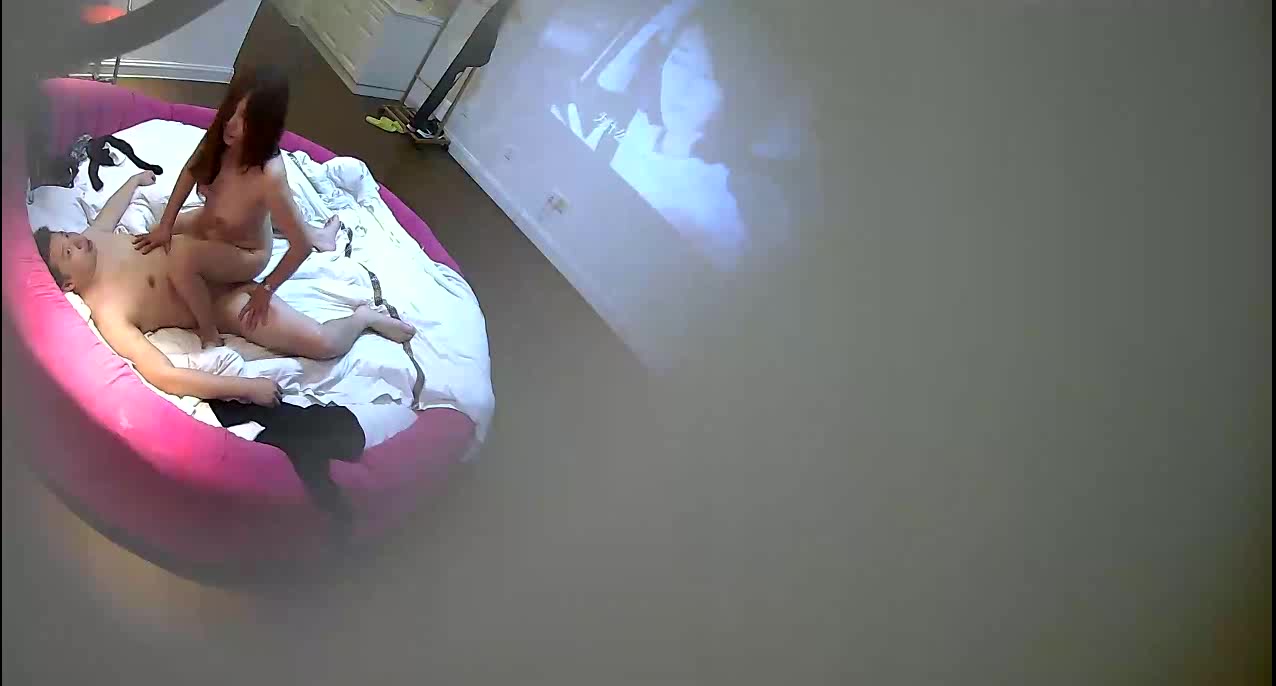 特色宾馆偷拍气质漂亮美少妇和男同事下班开房偷情,男的都累倒了自己还坐在上面干,太骚了难怪出来偷情!