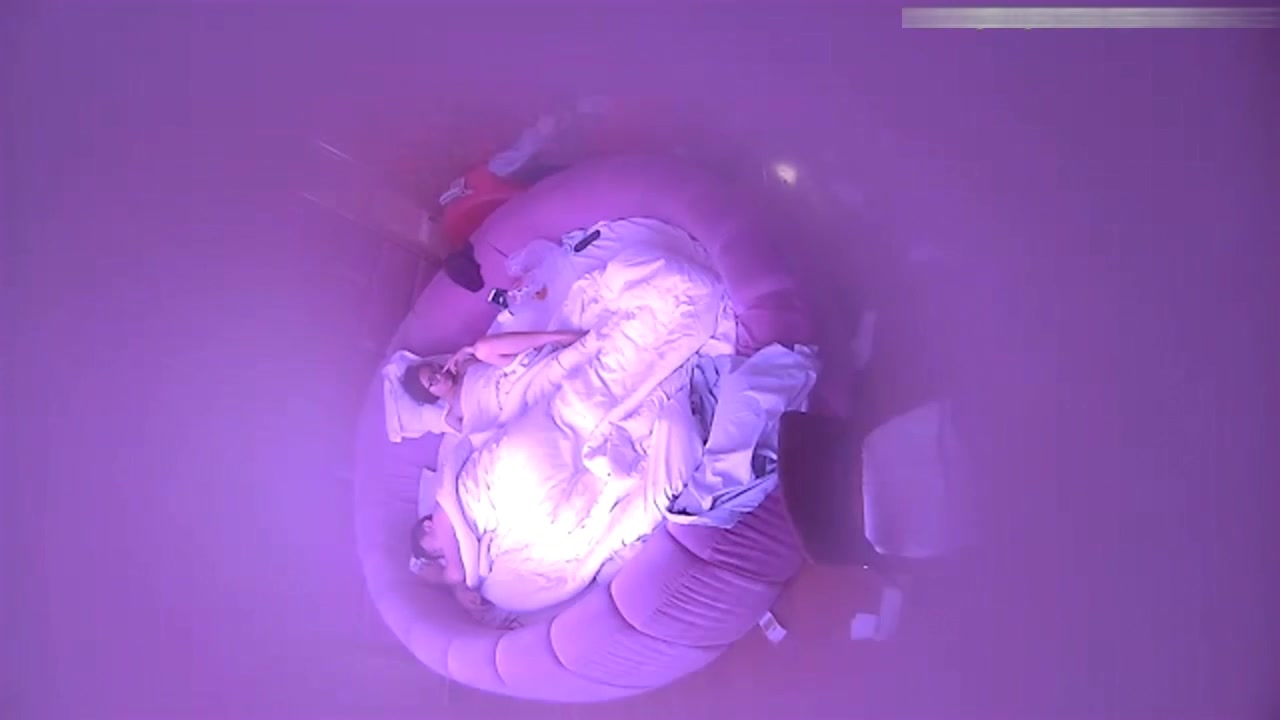 学校附近情侣酒店大圆床小胖同学和娇小女朋友开房妹子貌似没看过鸡巴好奇摆弄