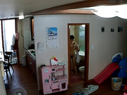 家庭摄像头破解TP有孩子的居家少妇光着腚客厅溜达洗完澡全裸出浴还扒开阴毛浓密的逼检查一下