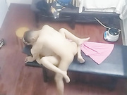 大神路边按摩足疗小店窗户外偸拍技术很牛逼的肥臀少妇给顾客全套服务搞的很激情这小按摩床玩出这么多花样
