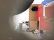 国内大神女男扮女装暗藏偷拍设备潜入游泳池更衣室偷窥妹子换泳衣