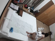 黑客破解家庭摄像头偷窥大肚腩胖叔和穿着情趣内衣的苗条媳妇玩69这媳妇的毒龙舔得非常专业