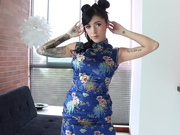 花臂纹身巨乳妹子旗袍诱惑沙发上道具自慰逼逼无毛还挺嫩.mp4