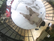 个性酒店俯拍接电话谎称在上班的大哥与大姐开房上演活春宫插完上面插下面很激情妹子喜欢女上位摇的很疯狂