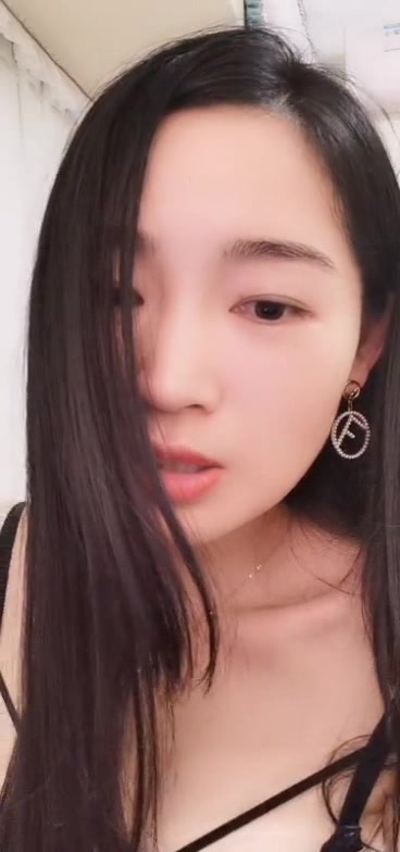 高颜值新人长发美女主播自摸秀 慢慢脱掉床上掰开逼逼毛毛比较多 很是诱惑喜欢不要错过