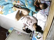 偷拍居家寂寞少妇孩子在旁边睡了她用手机视频聊天与网友虚拟做爱对方撸J8她用镜头照逼边搞边聊