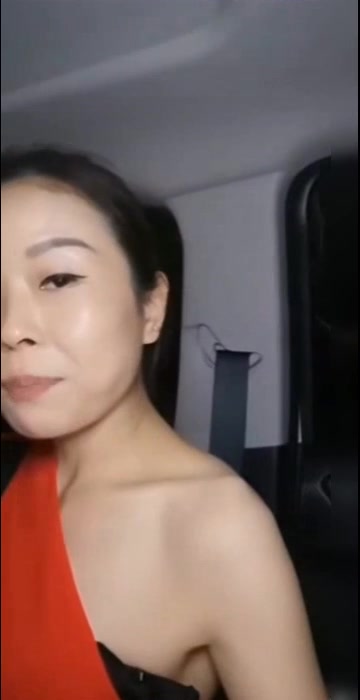 某平台极品骚货主播胆真肥晚上和炮友全裸在小区绿化带户外口交 操B 真刺激