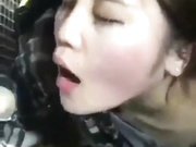 酒吧男厕，露脸漂亮小妹喝大了，口着口着开始喝尿，尿完接着艹