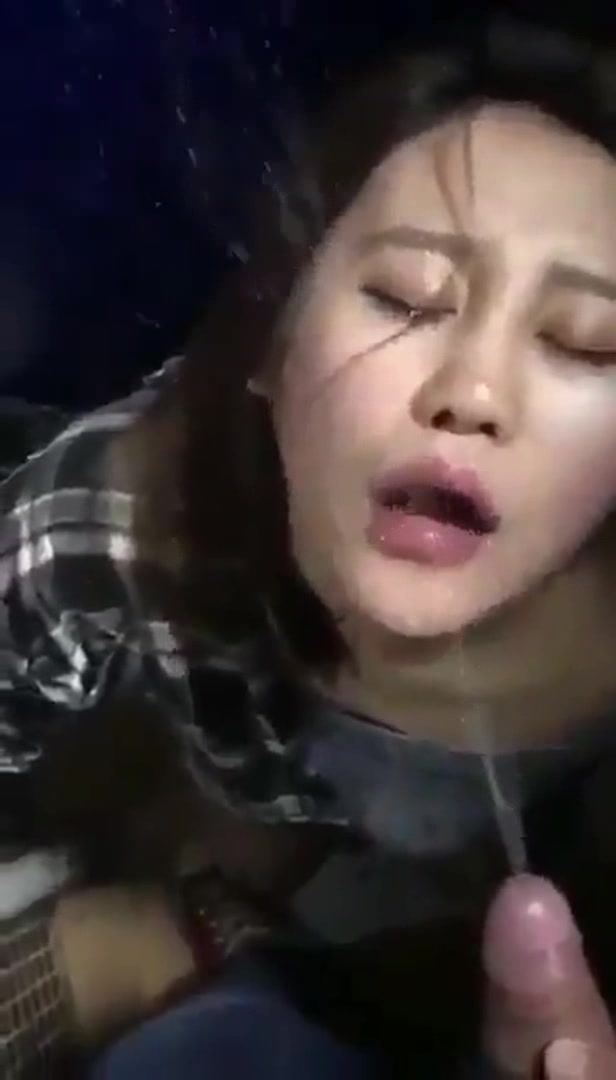 酒吧男厕，露脸漂亮小妹喝大了，口着口着开始喝尿，尿完接着艹