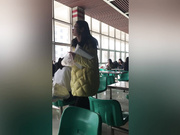 某大学厕拍系列 高挑的妹子下面天生无毛，粉粉嫩嫩一看就是未开发的处女地