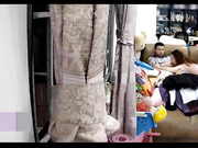 美娇妻趴沙发边玩手机边吃屌啪啪