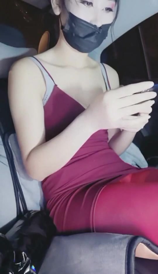模特身材时尚性感美女主播晚上和粉丝在户外工地啪啪外面实在太冷了鸡巴硬不起只好车震