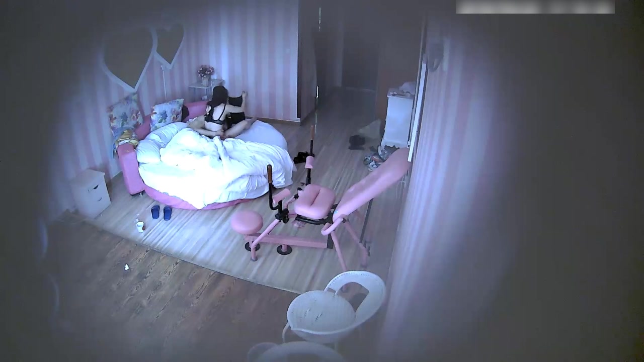 精品特色宾馆偷拍胸大性感的气质美女不愿意在炮椅上被男友操跑到下面后又被抱到床上狠狠干了2次,肤白貌美!