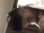 没啥性经验的年轻情侣酒店开房女的貌似有性昏厥症没啥反应全程闭着眼睛呻吟