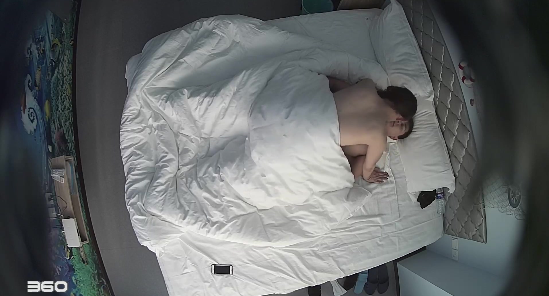 趣酒店水滴摄像头TP幸福屌丝男被年轻性欲强女友上位骑射爽完各自玩手机