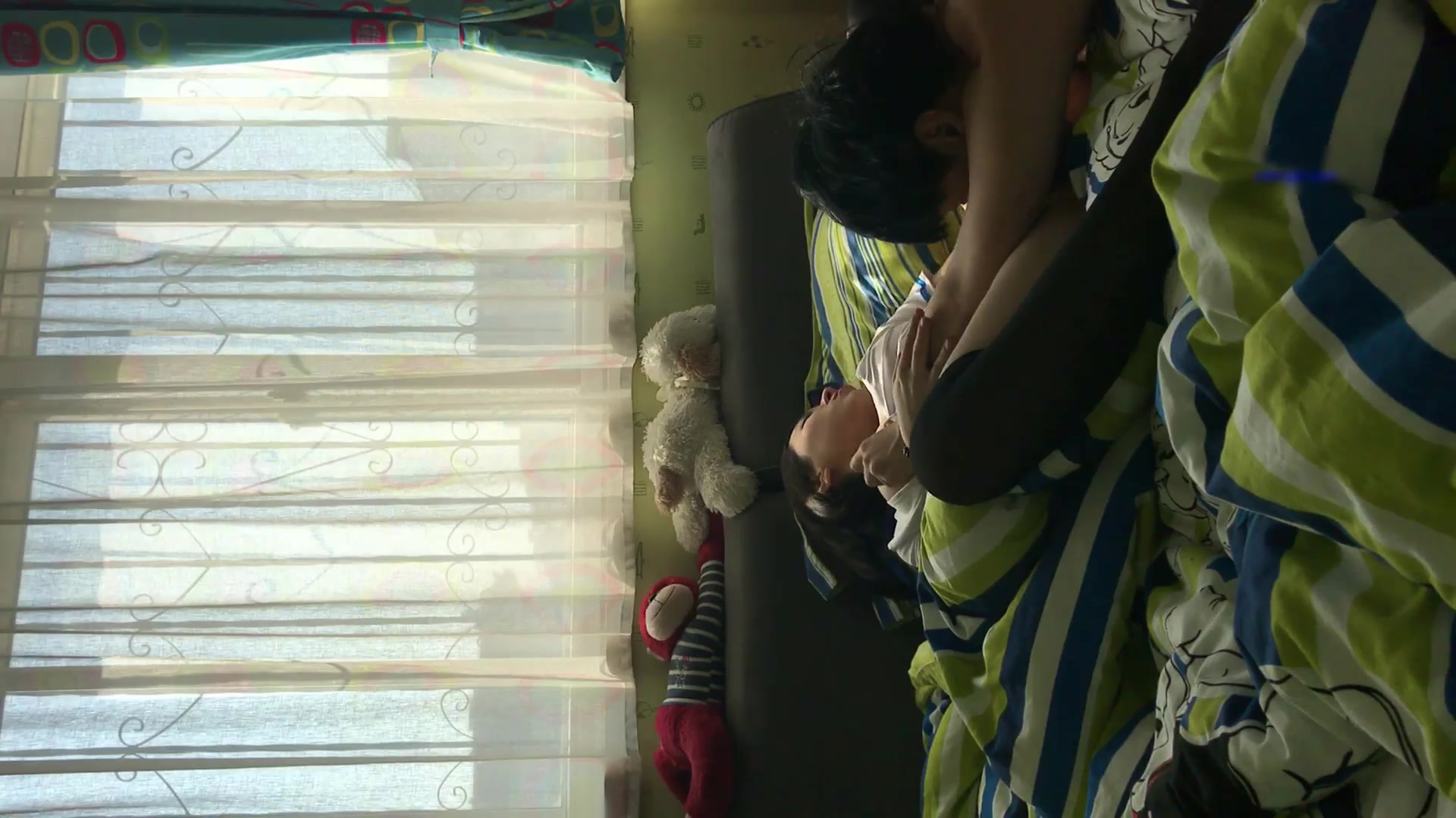 我害羞校花级小美女穿着空姐制服黑丝和排骨男友在房间啪啪妹子咋会看上这男的一点都不帅