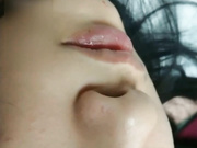 超清纯水灵大眼女友和大屌男友性爱自拍流出 直接无套插入 抱着娃娃裹屌 道具插漂亮小穴都玩出水 高清720P版