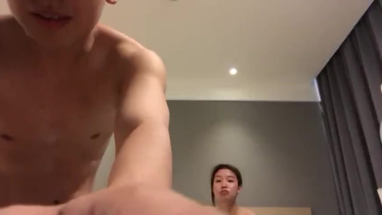 外表斯文眼镜兄与刚处的热恋女友开房造爱妹子奶子饱满叫声特诱人还问老公我B紧不紧要2天做一次对白刺激