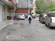 沈阳长腿艺校小美女在楼下溜达 被猥琐色狼尾随掳走弄晕 到家里脱光享受她的身体 雪白的大长腿