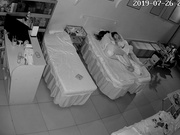 最新流出破解美容院摄像头偷拍夫妻经常趁女儿熟睡时啪啪女儿这么大了应该用布帘隔开睡