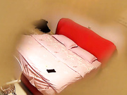 小旅馆情趣红床偷拍花裤小伙被主动型女友骑在上面摇啊摇