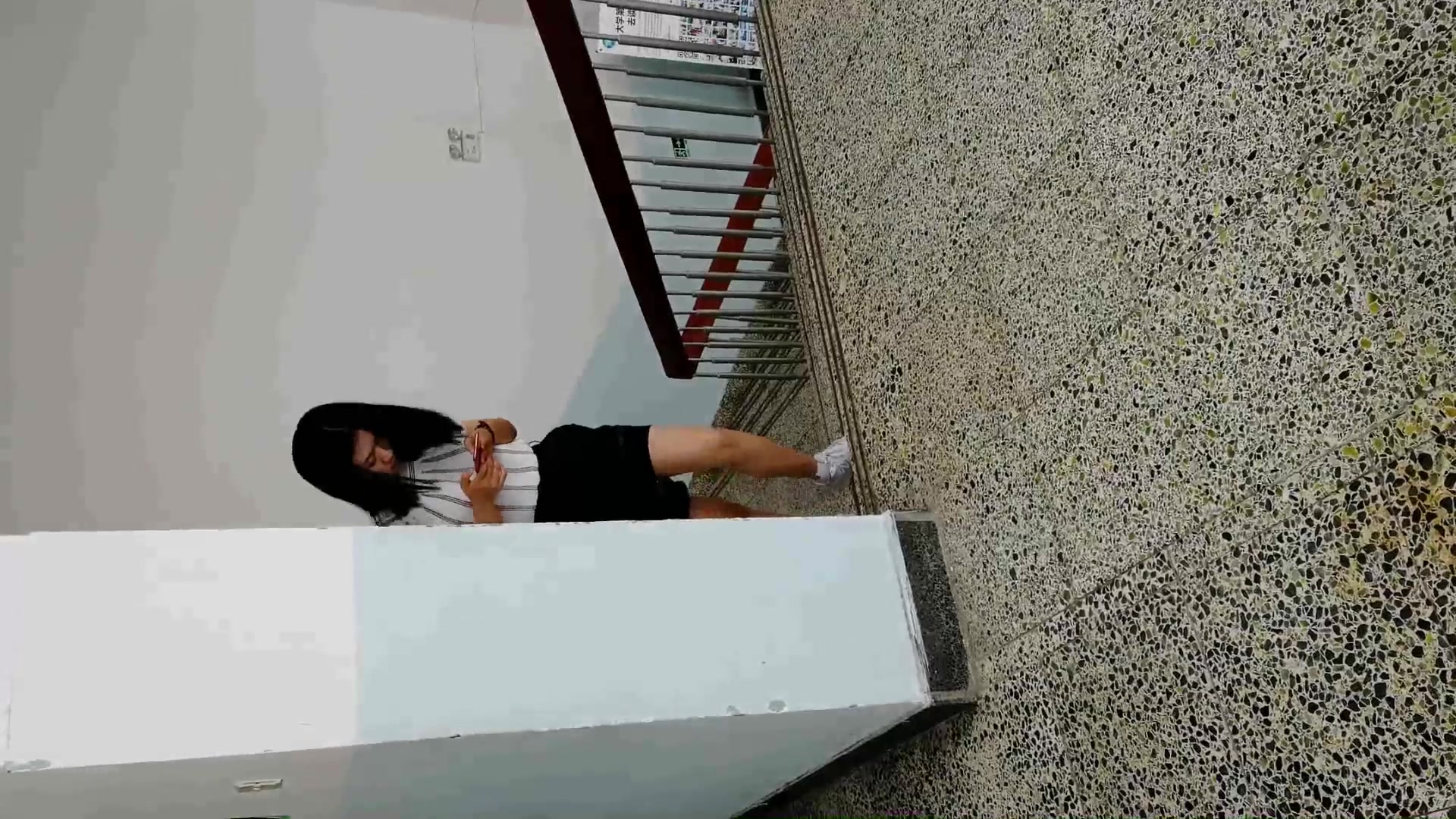 国内厕拍牛人潜入写字楼尾随几个妹子进女厕偷窥牛仔裤妹子的逼逼还不错