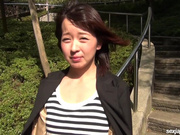 最新流出大神户外搭讪两位气质女白领在有路人经过的公共地方露出展示美鲍两位妹子的BB都很诱人