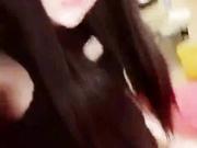 高颜值美妖TS微微艹温柔女孩，妖棒插水帘洞 爽得女孩把不住女孩得矜持，厨房出来个妈妈坐旁边看她们激战 口爆！