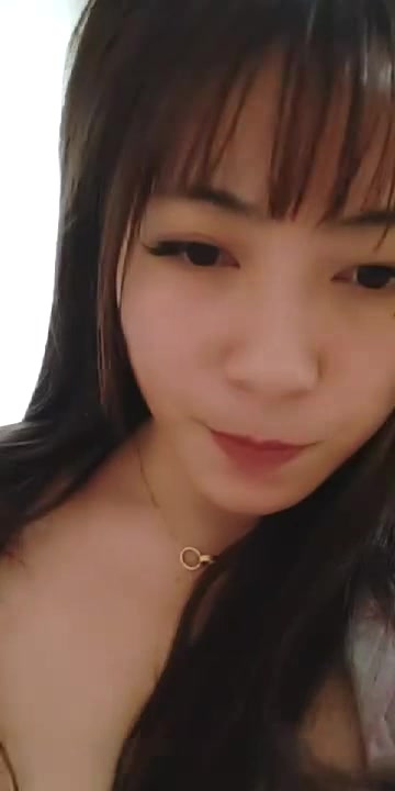 这妹子真得劲全程露脸童颜巨乳肥臀小嫩逼，躺在床上奶子又大又挺还会颤抖，自己都能舔小嫩逼特写水多不要错过